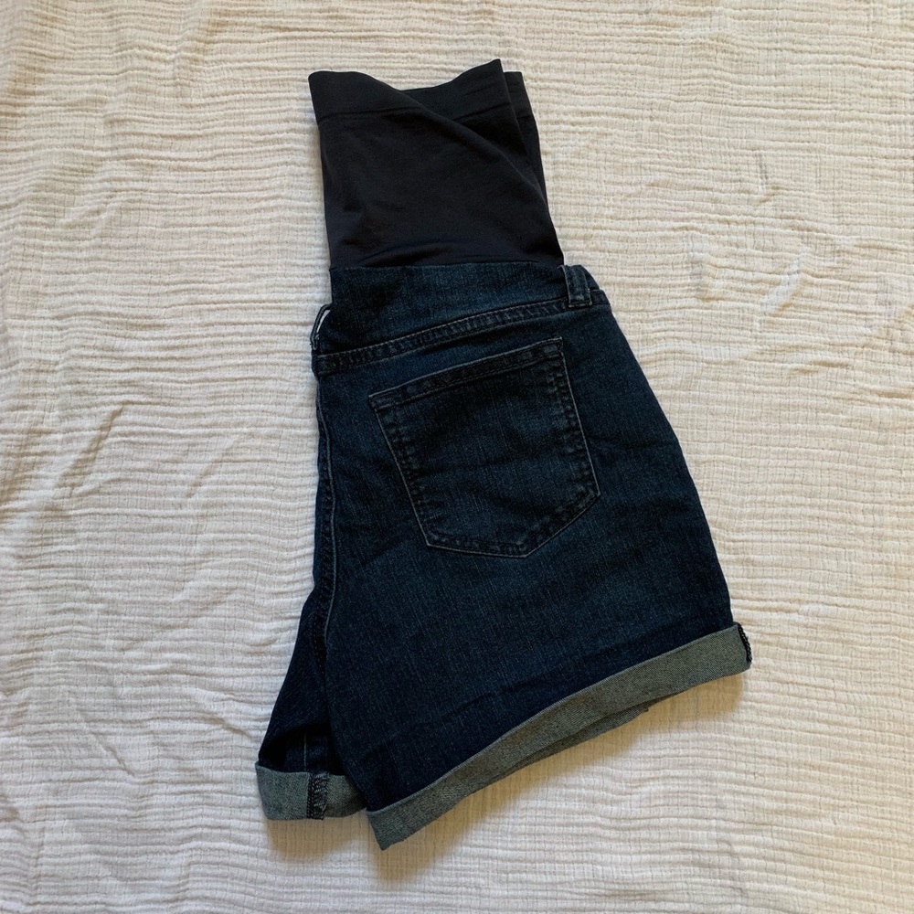 A Glow Maternity Shorts